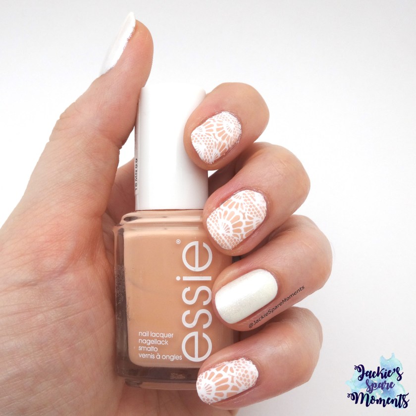Nude lace nail art met Essie High class affair en Essie gel couture Lace to the altar