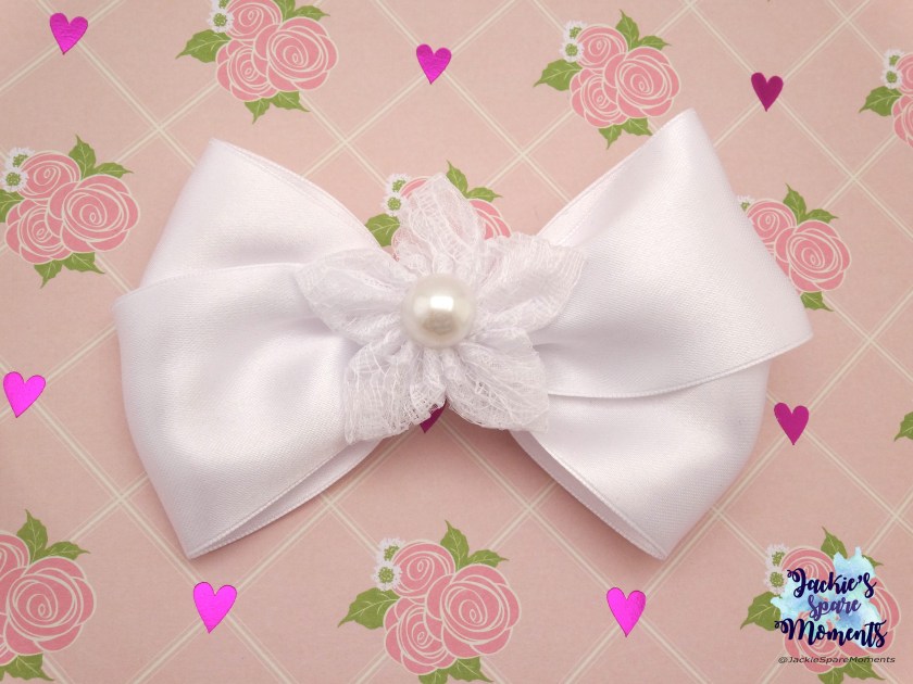 Witte satijnen haarstrik met kanten bloem voor eerste communie / White satin hair bow with lace flower