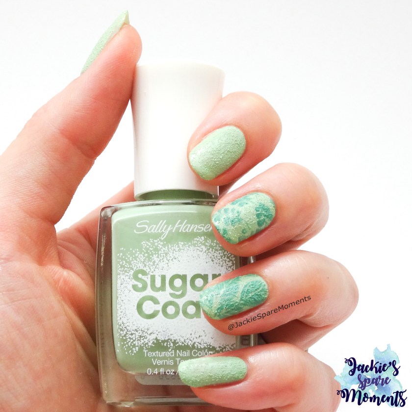 Nail art in de Pantone SS18 colours Nile Green and Arcadia, textured sugar coat polish and leaves stamping