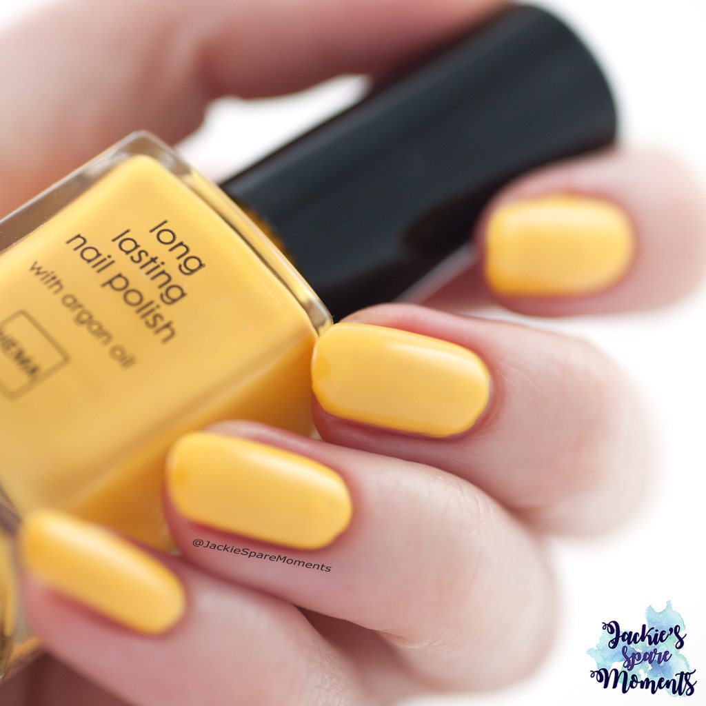 Hema long lasting nail polish 302 sunny flowers, two coats and top coat as Pantone Aspen Gold