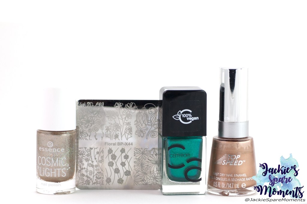 Materials used for floral nail art in emerald and gold: Essence Cosmic Lights 02 cosmic star, BornPretty stamping plate Floral BP-X44, Catrice ICONails 70 Easy Peasy Green Squeezy, Revlon Top Speed 835 24K