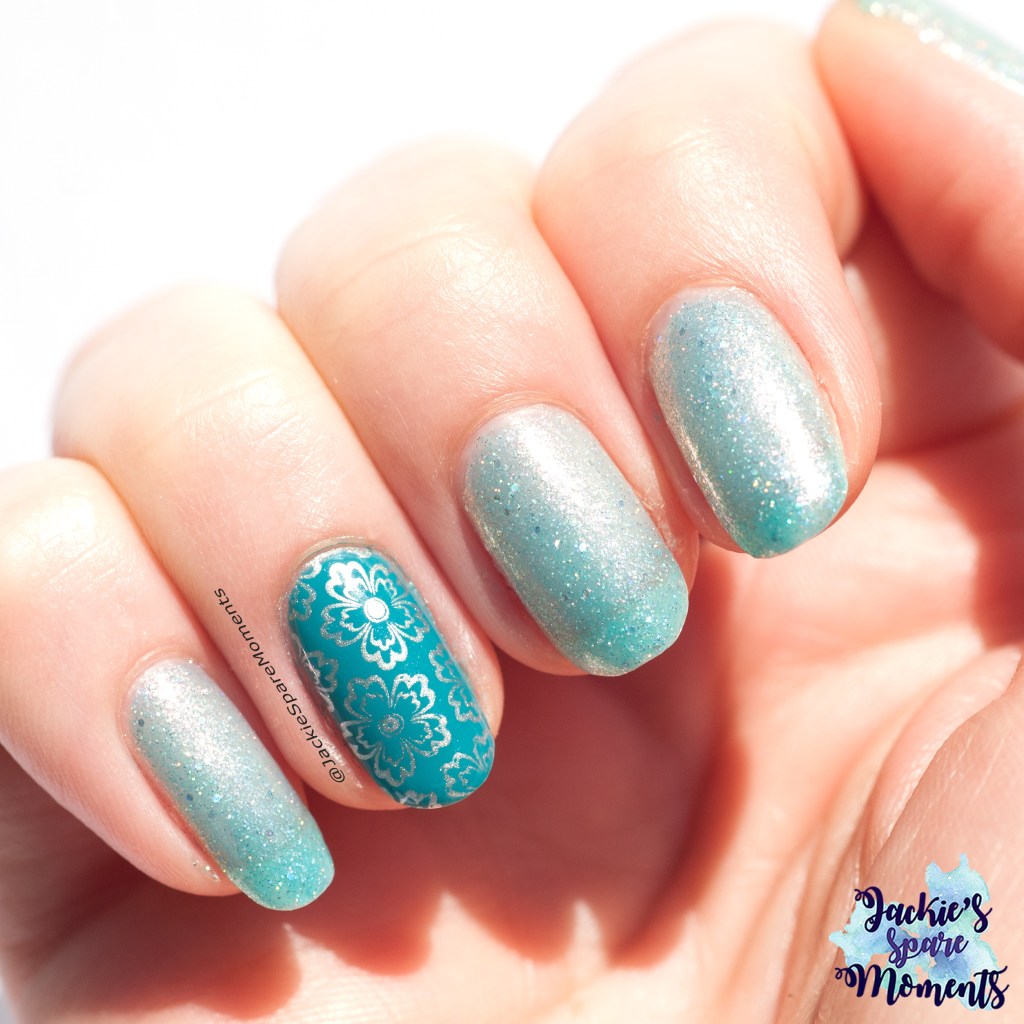 Masura Waterfall with an accent nail of Essie Garden Variety