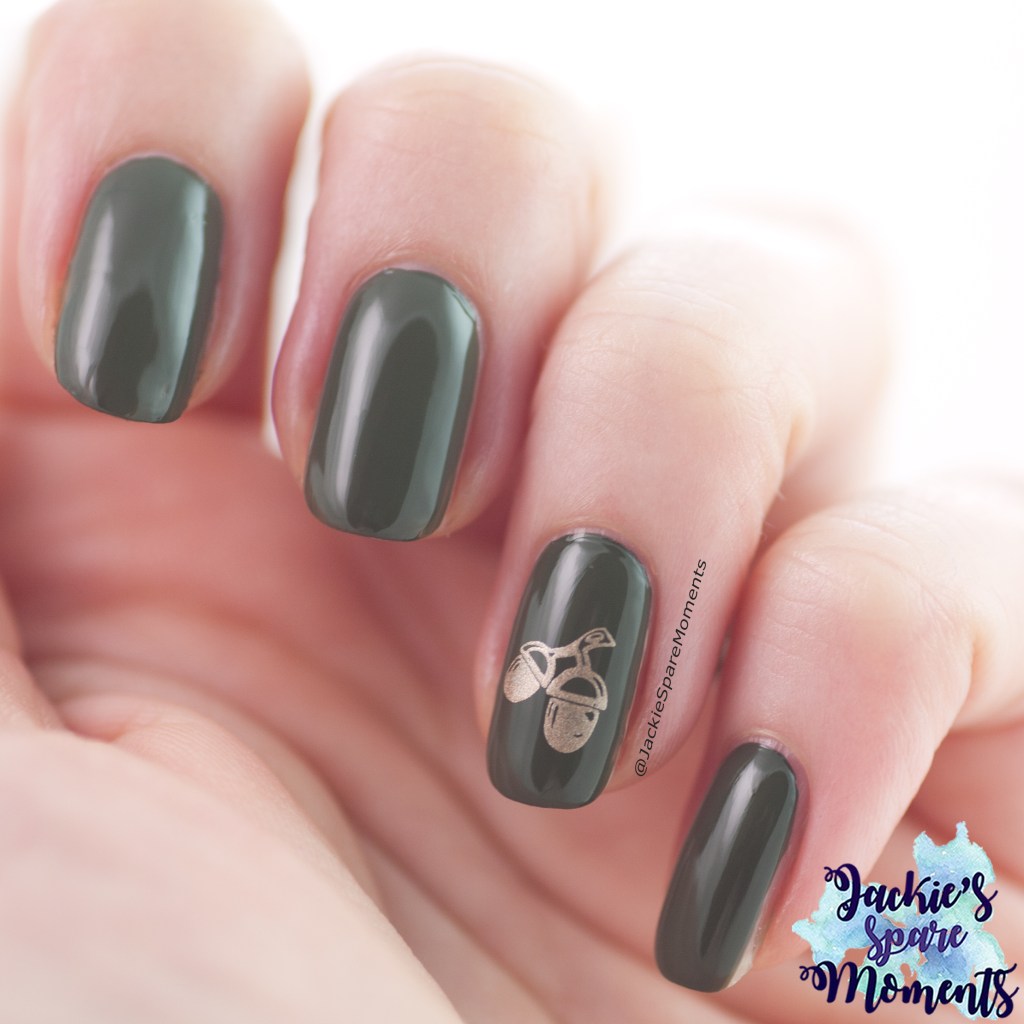Autumn nail art with acorns and Catrice ICONails 84 My Heart Beats Green Right Now