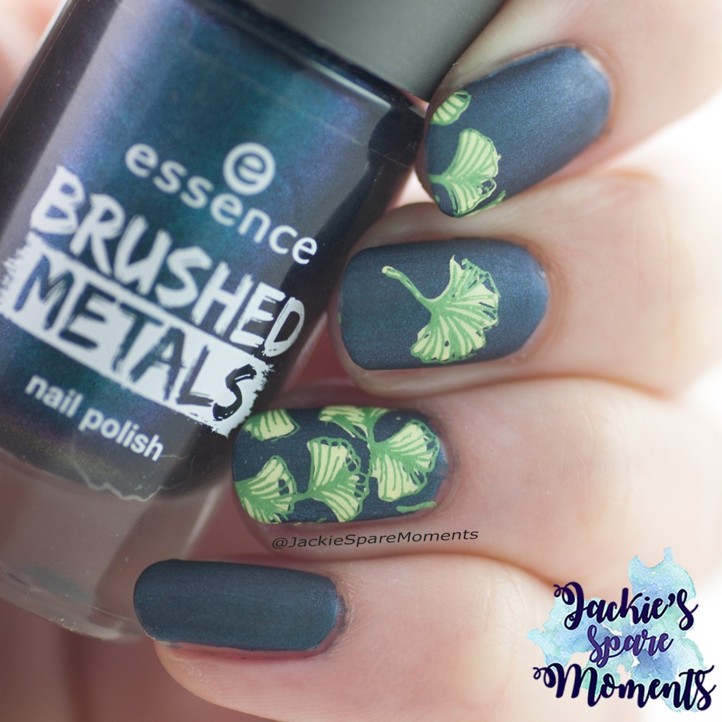 Mattified ginkgo biloba fall manicure