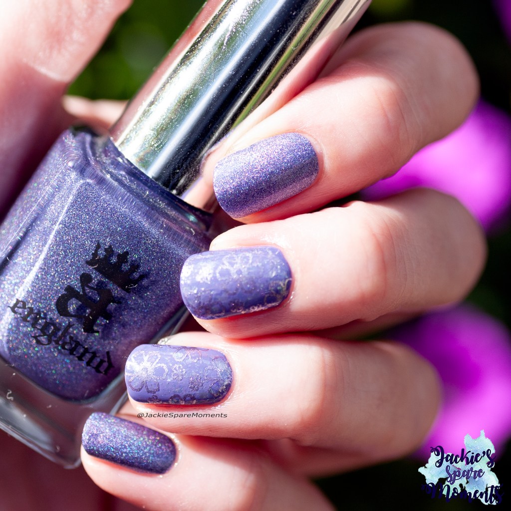 A England Elizabeth met accent nail art of Catrice ICONails 162 Plummy Yummy en essence 01 Deer Me, Keep Sparkling!