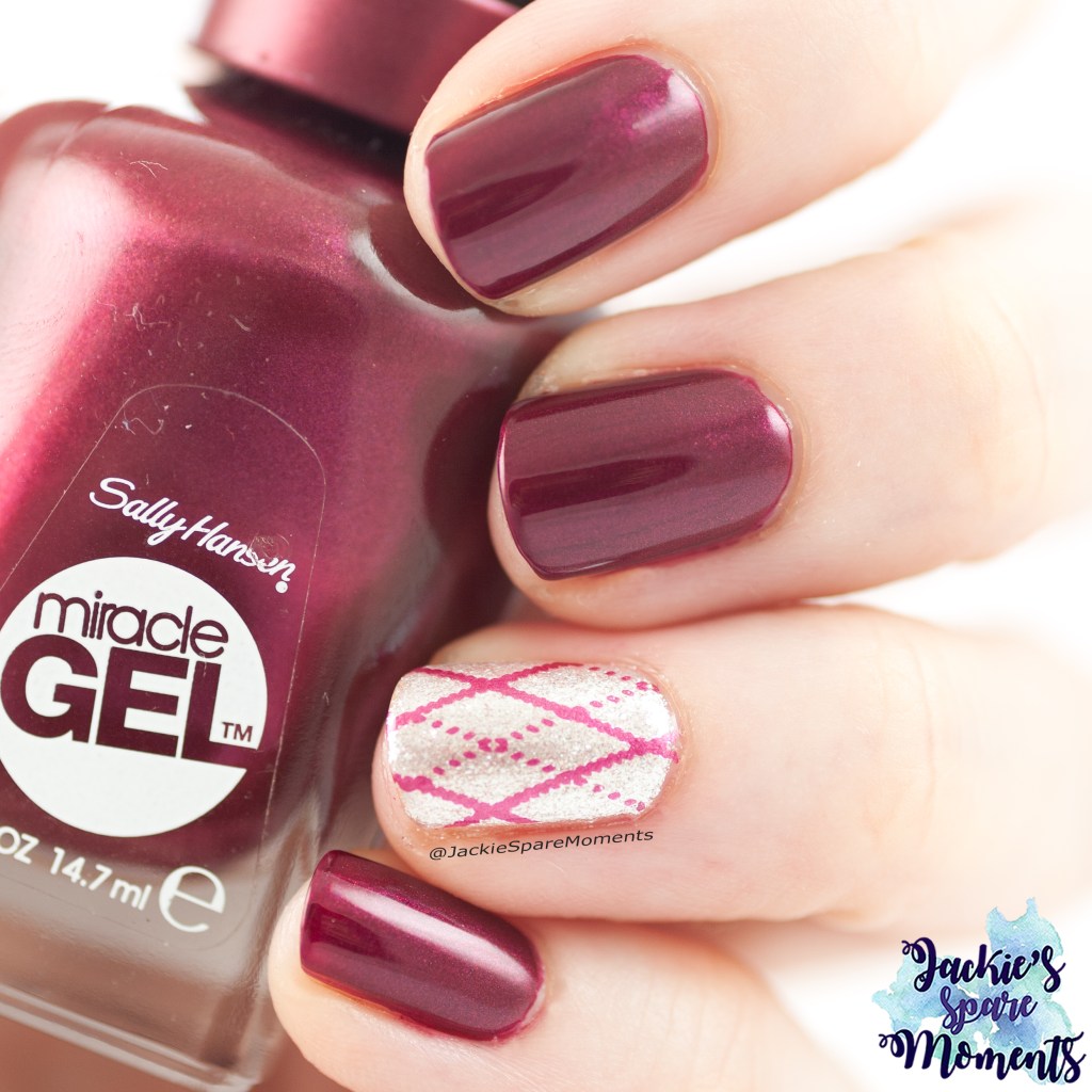 Sally Hansen 063 Frosted Berries with accent nail art