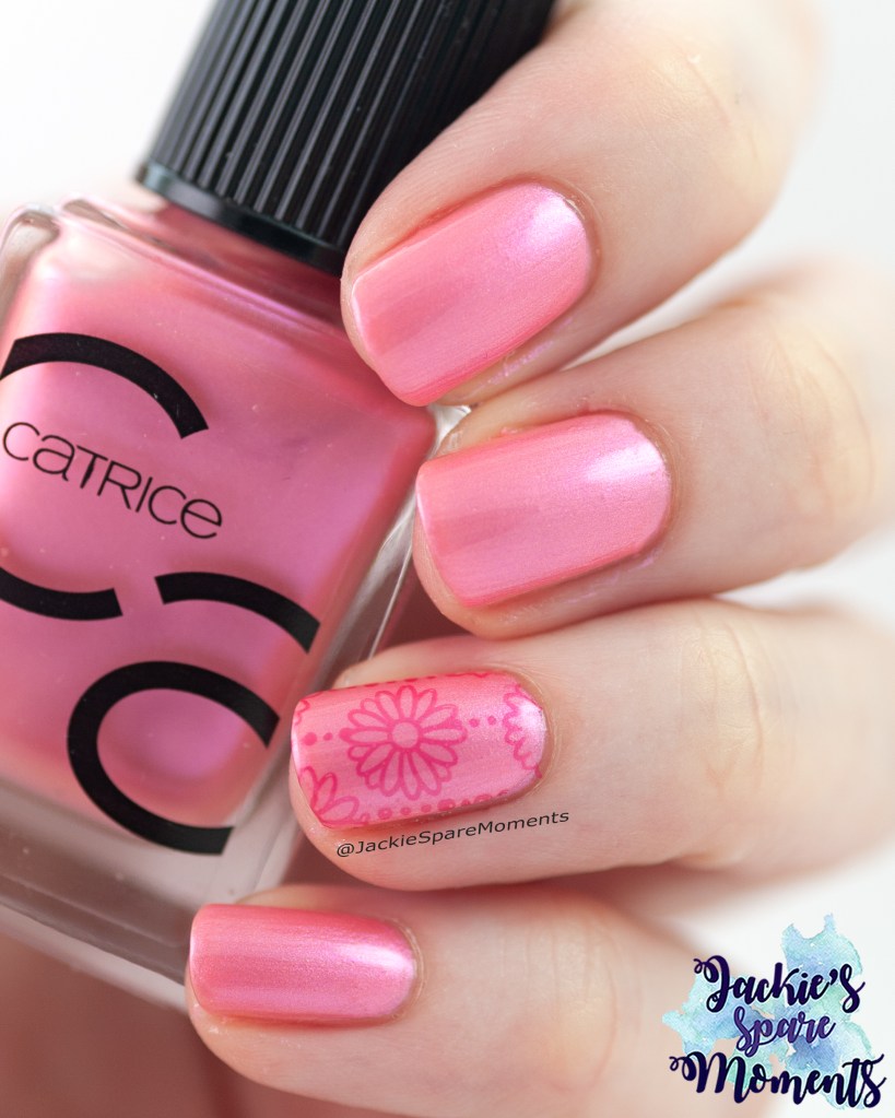 Roze shimmer nagellak met stempel als accent Catrice ICONails 163 Pink Matters