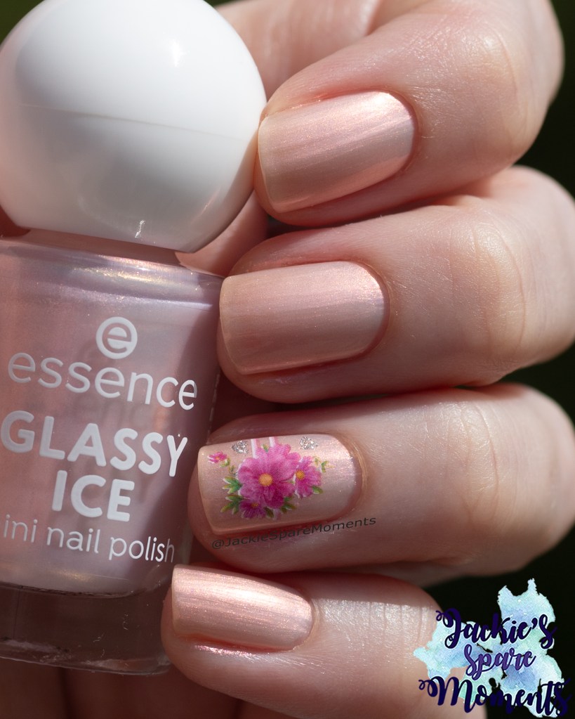 Essence 09 Glassy Ice mini nail polish