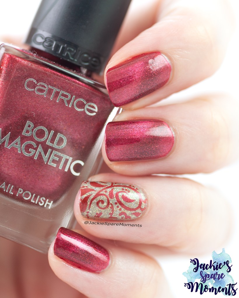 Christmas manicure with Catrice Bold Magnetic 010 Love at first pull
