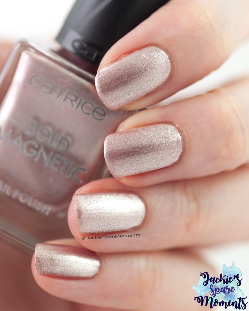 Catrice Bold Magnetic 020 Don't be so clingy with velvet magnetic effect