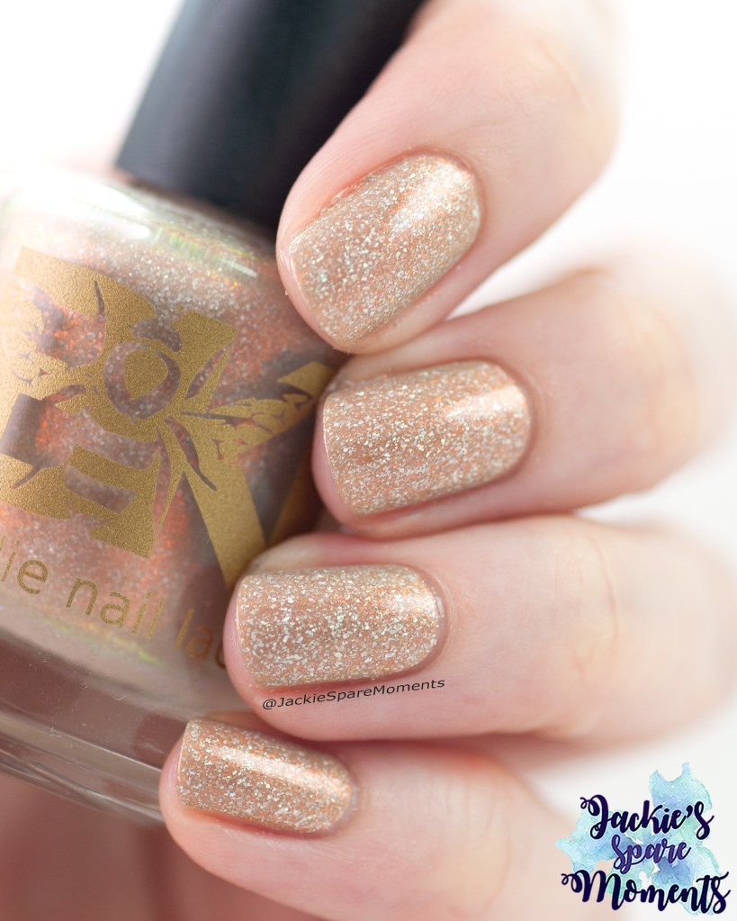 beige nagellak met shimmer en holografische flakes